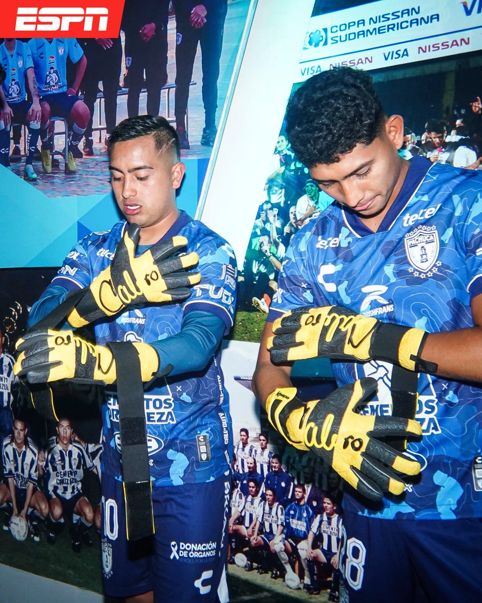 🙏 Homenaje de Pachuca para Miguel Calero Todos los jugadores salieron con los guantes del Cóndor Mañana cumpliría 53 años