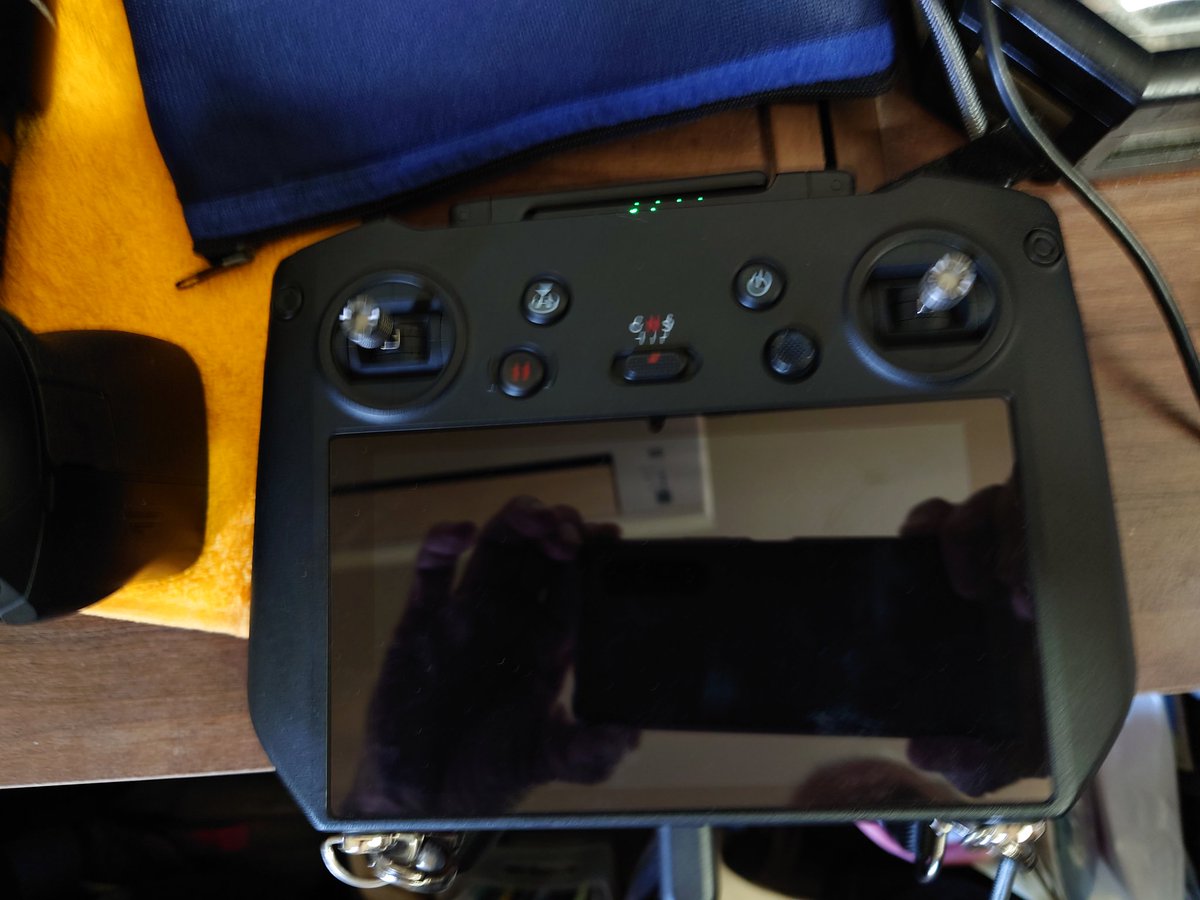 masanii_drone's tweet photo. 明日のゴルフ場レーザー測量の準備開始❗
すでにレーザー測量機器の準備は完了していますが、空撮用ドローンとしてMavic 3 Cine も準備します。
充電完了後に機体の点検整備を実施予定✌
#矢沢永吉, #永ちゃん, #ドローン, #空撮映像, #ロードバイク, #写真好き, #Mavic3Cine, #RCPRO https://t.co/VpZZ1d855W