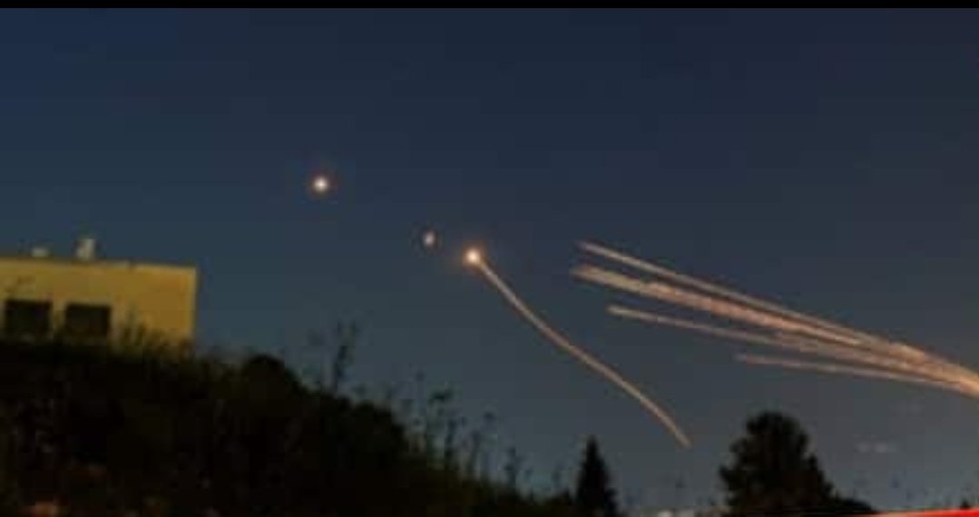 RoForLife45's tweet photo. 🚨🇮🇷🇮🇱 BREAKING: IRAN officially launches ATTACK ON ISRAEL using dozens of KAMIKAZE DRONES. Will Iron Dome still defend all? 

If World War 3 breaks, there are two sides:
1. Russia, China, Iran, Yemen, North Korea
2. NATO, United States, Israel, and UK

#Isreal | #IranvsIsrael https://t.co/PmjzQ4RL7s
