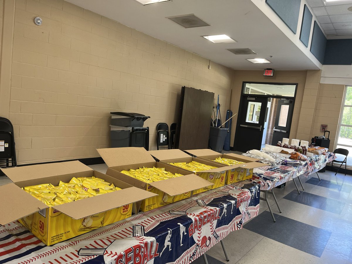 EJordanLMS's tweet photo. It’s a joy to celebrate our students at Lindely middle school. Congrats Q3 honor roll students. https://t.co/NlUdeFjCyo
