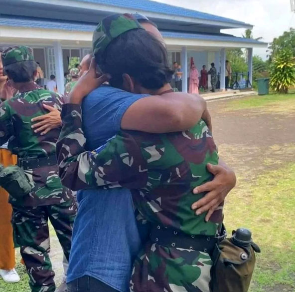 Prajurit Siswa Semaba PK Wanita TNI AU bertemu keluarga pada Idulfitri 1445 Hijriah, momen ini merupakan pertemuan pertama para siswa dengan keluarga, sejak mengikuti seleksi dan menjalani pendidikan di Lanud Adi Soemarmo, Rabu (10/4/2024). #tniprima