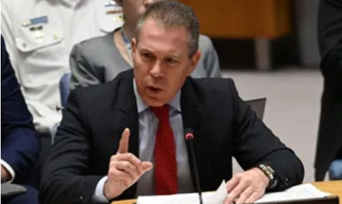 i24NEWS_FR's tweet image. 🔴 Gilad Erdan, l&apos;ambassadeur d&apos;Israël à l&apos;ONU, interpelle le Secrétaire général de l&apos;Organisation des Nations Unies, António Guterres

&quot;L&apos;Iran a violé la charte de l&apos;ONU et a montré qu&apos;il constitue une menace pour la paix et la sécurité mondiales. Où est votre voix ?? Où est…