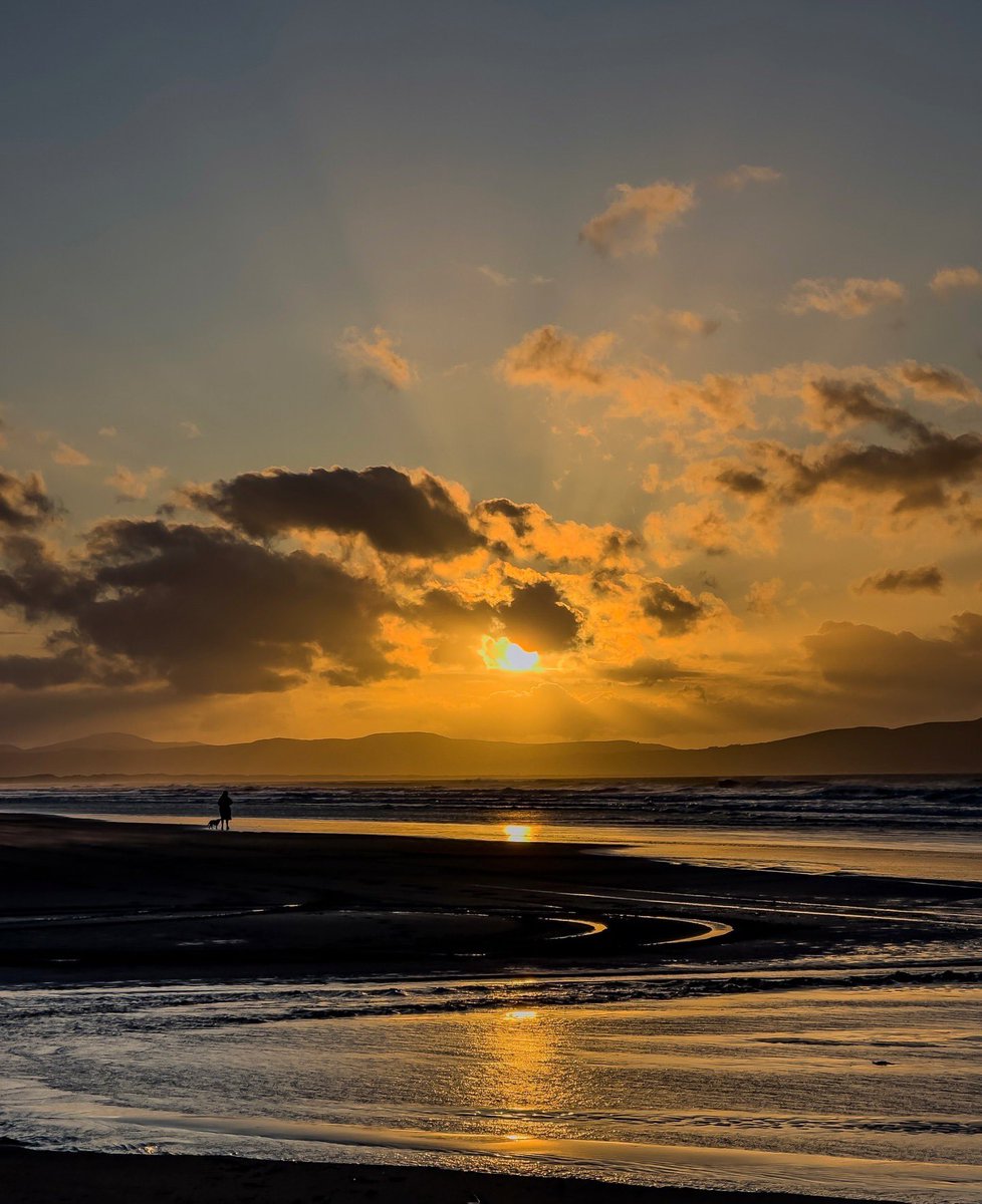 “What better way to spend a Saturday night! Tonight’s stunning sunset at Downhill beach.” 📸 Holly McDonagh