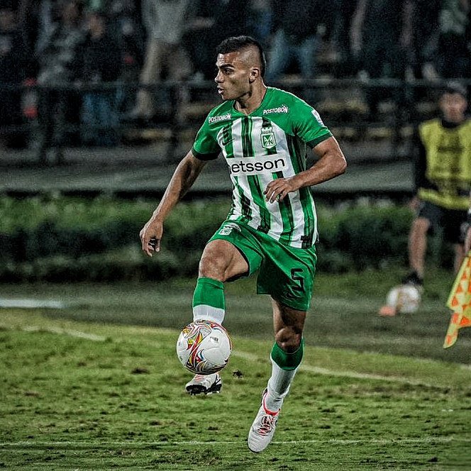 JuanUribe02's tweet photo. El único al que salvo de este mierdero de equipo, es al inge, un jugador que merece ser renovado, corre suda y hace respetar estos benditos colores 🟢 ⚪ crack Jhon Duque 👏🏽 
@nacionaloficial https://t.co/KyT2ucLLC9