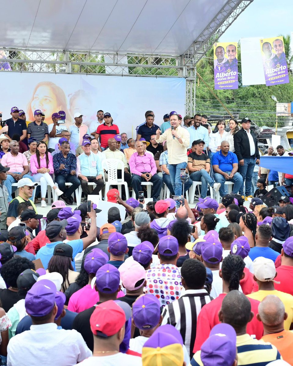 AbelMartinezD's tweet photo. #AbelEnAzua

Hoy estamos en la provincia de Azua, arropados por su maravillosa gente. Un pueblo que resiste a pesar del abandono que ha vivido por parte del gobierno. 

¡Este gobierno le ha fallado a Azua! Pero ya falta poco para construir juntos un futuro seguro en Azua, en la región sur y en todas las provincias del país. 

Pronto volverá el progreso. ¡Volverá la comida a la mesa y la tranquilidad a las familias!