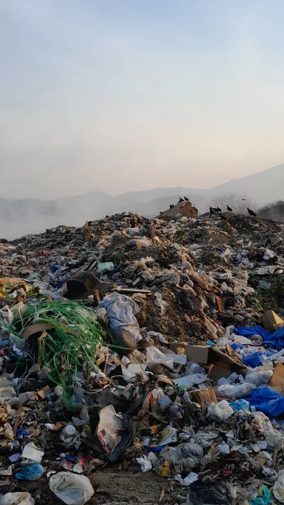 kadonac's tweet photo. Este incendio en el vertedero de basura Marín II afecta a los residentes de Terrazas de Cúa, San Ignacio de Cucuy, Colinas de Cúa, Valle Marín, Santa Cruz de Cúa, entre otras poblaciones aledañas. https://t.co/8s9kBH4cmf