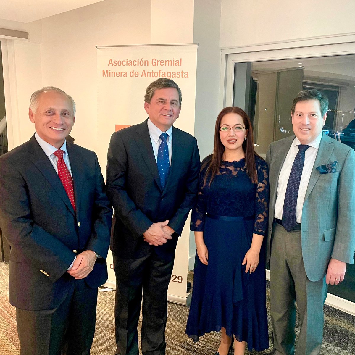 Emotiva cena de <a href="/agremantof/">Asociación Gremial Minera de Antofagasta</a> Asociación Gremial Minera de Antofagasta en conmemoración de sus 95 años recordando a los primeros mineros y haciendo un llamado a renovar el compromiso con la pequeña minería
Junto a la mesa Directiva de la Sociedad Nacional de Minería de Chile SONAMI