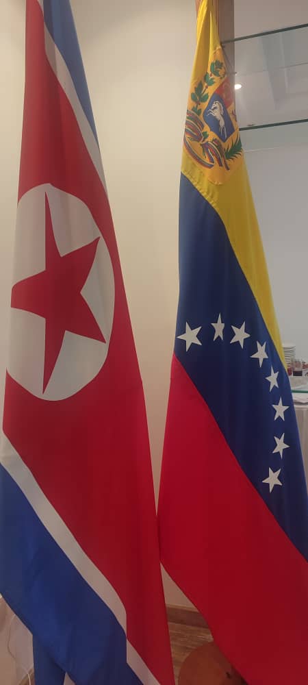 En la antesala al 112° aniversario del nacimiento del gran Líder norcoreano, Kim Il Sung, <a href="/WBenavides_MRT/">Williams Benavides</a> Secretario General Nacional y comisión Dirección Nacional, sostuvo encuentro con el Sr. Han Song Guk, encargado de negocio de la Embajada de la RPD de Corea.

<a href="/NicolasMaduro/">Nicolás Maduro</a>