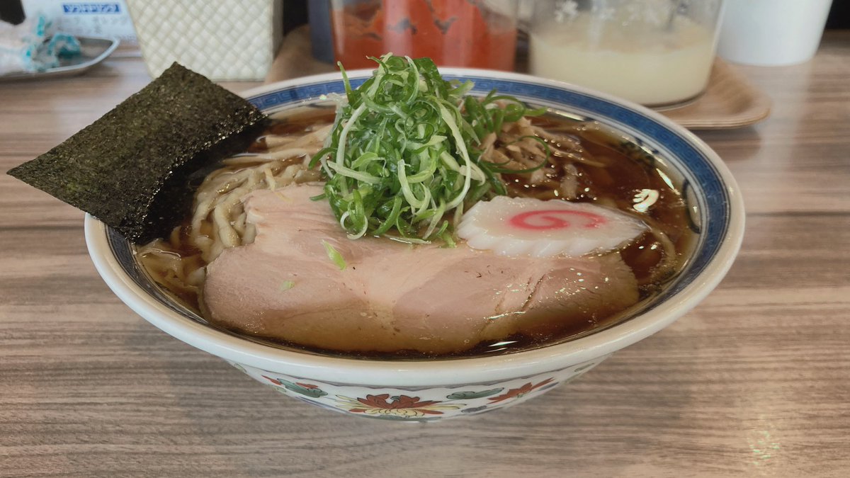 くじら食堂　🐳
東京都小金井市
正油ラーメン大盛(無料サービス)
美味しかったですごちそうさまでした😋
朝8時で客は自分だけでした
色々なメニューがあるので迷います
次はつけ麺かな〜