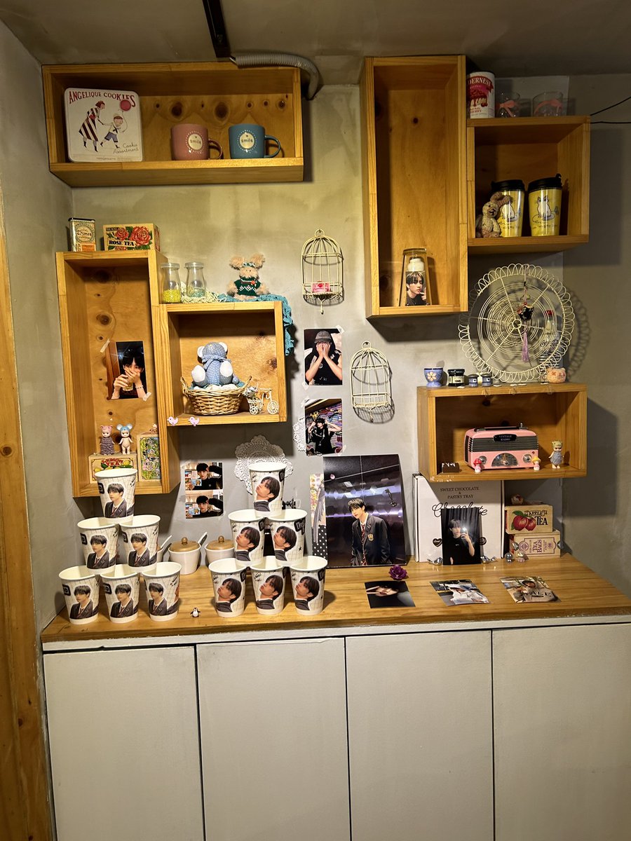 L0V3__KPOP's tweet photo. 어제 더웠는데 부산에 선우 생카에 갔다왔습니다. 😊
선우로 가득 꾸며져서 좋았었습니다. 선우야 늦었지만 생일 축하해 🎉🎉🎉🎂
#항상빛나는_선우에게
#선우생일카페 #더보이즈 #김선우 #SUNWOO #THEBOYZ #더보이즈선우 #더비 https://t.co/EjdbRYast6