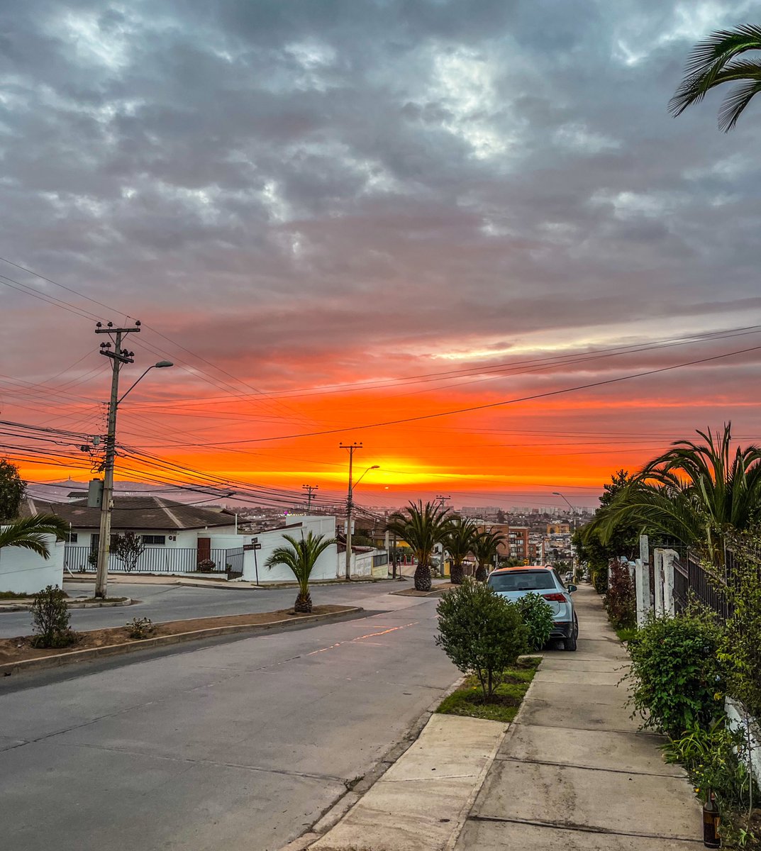 Casi, pero por nada, casi logro capturar la puesta de sol que nos presentó La Serena hoy post lluvia (?). Veremos si mañana se da nuevamente la oportunidad, igualmente dejo la fotografía, que según mi familia, salva y se entiende #LaSerena