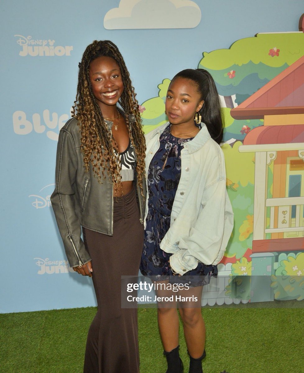 give leah and danielle an award for prettiest girls ever