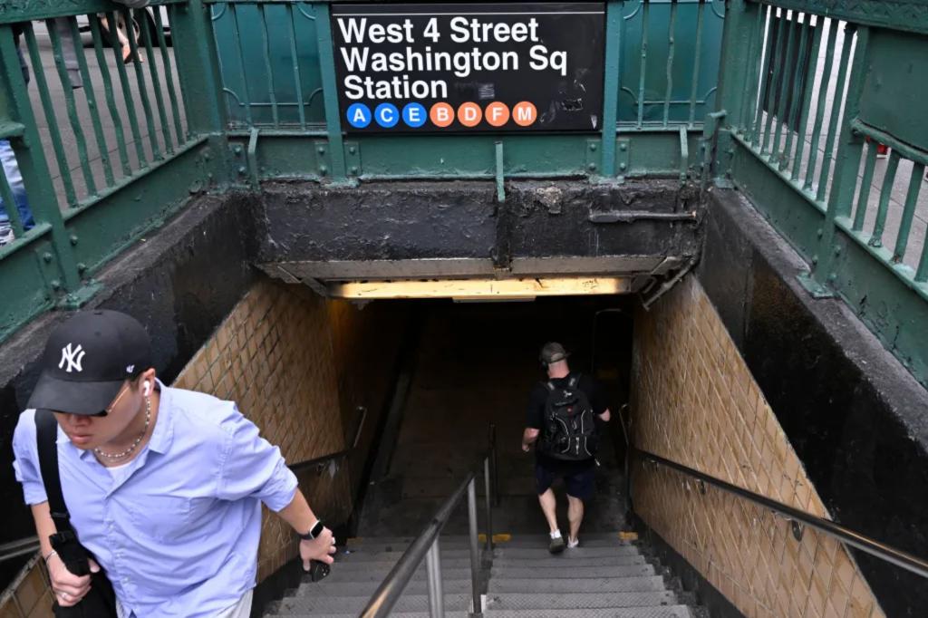 Two men end up on West Village subway tracks in bizarre fight: NYPD trib.al/DeLvqiP