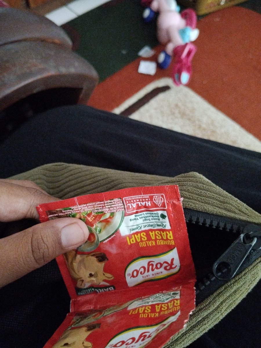 ullyaboeari's tweet photo. daftar alat tukar yang sah di negara indonesye :
1. uang kertas
2. uang logam
3. e-money
4. relaxa
5. masako
6. royco https://t.co/rtreizGCoJ