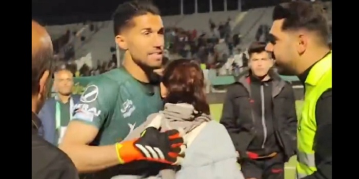 Scandal in Iran after a goalkeeper had the audacity to hug a female fan who stormed the pitch dlvr.it/T5T6W4