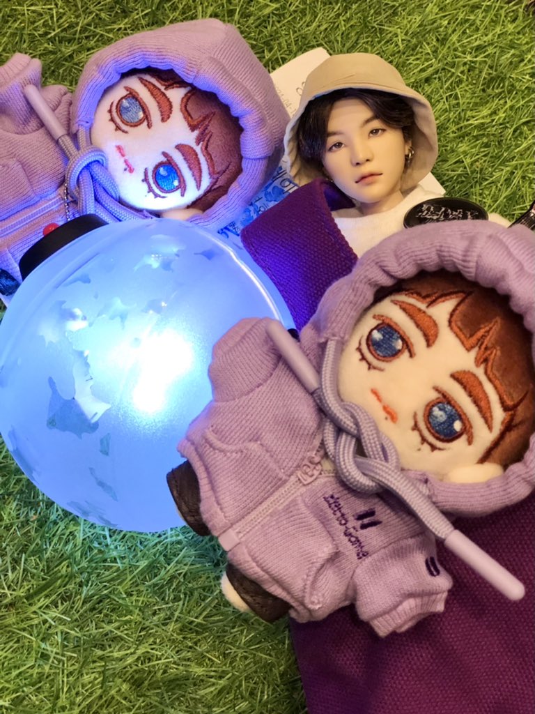Dec_tantan's tweet photo. 슈가 | 어거스트 디 투어
‘디-데이’ 더 무비!

공연장과는 또 다른 느낌으로
너무 좋았던 아미밤 상영회❤️‍🔥

윤기 기타도 생기고 🎸 
형아 보러간 포도알 구요미
���킹이들까지 💜
덕분에 행복지수 급상승! 📈

고마워욤 담에 또 만나요오-
(@latteEHEHv😌🤍) https://t.co/0XOMhuCy7f