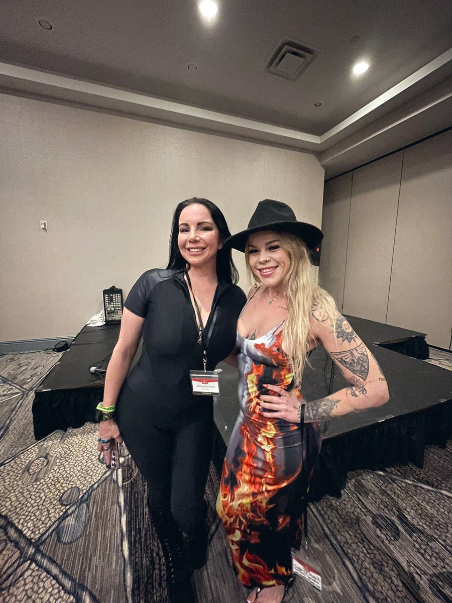 Loved this afternoon’s Q&A class 10/10, being able to pick the brains of legends like @DominaSnow in our community about legalities + standards within the content creator realm was my favorite part of The Grand Fetish Affair convention so far. Thank you so much for the authentic