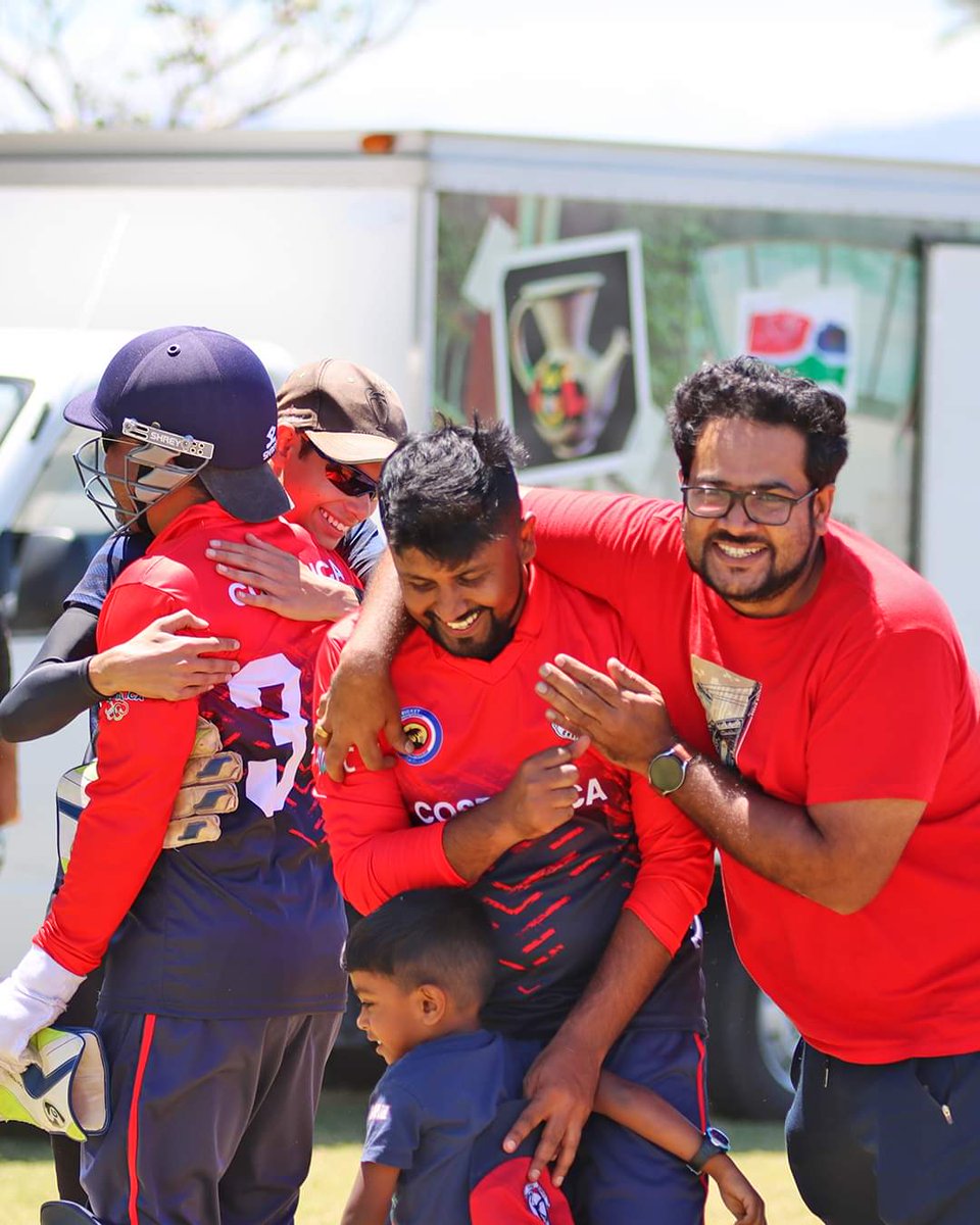 😍Felicidad tricolor...

📝Costa Rica vence a México 120/9 a 78/10. Diferencia de 42 carreras y logramos en 18 overs los 10 outs para acabar con el partido.

💪La serie se empata a dos, por lo que este domingo en La Guácima se vivirá una verdadera final, a partir de las 9:30 am.