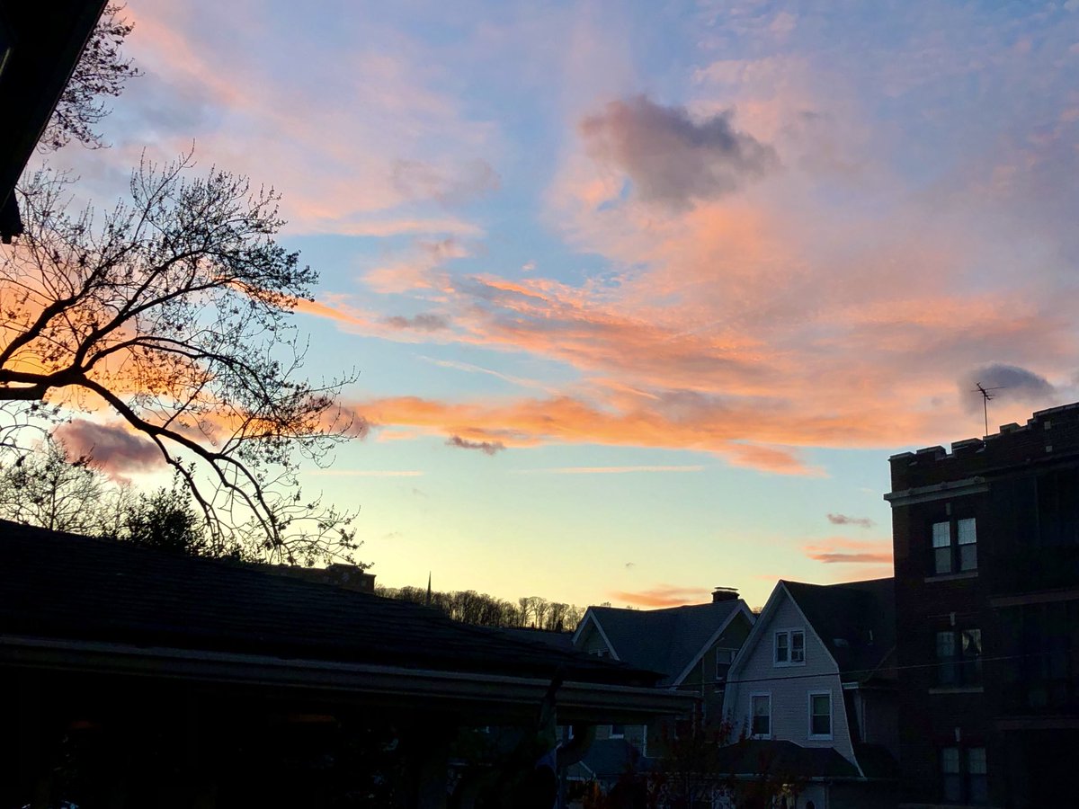 momlovesfilm's tweet image. Saturday night #sunset #springsky