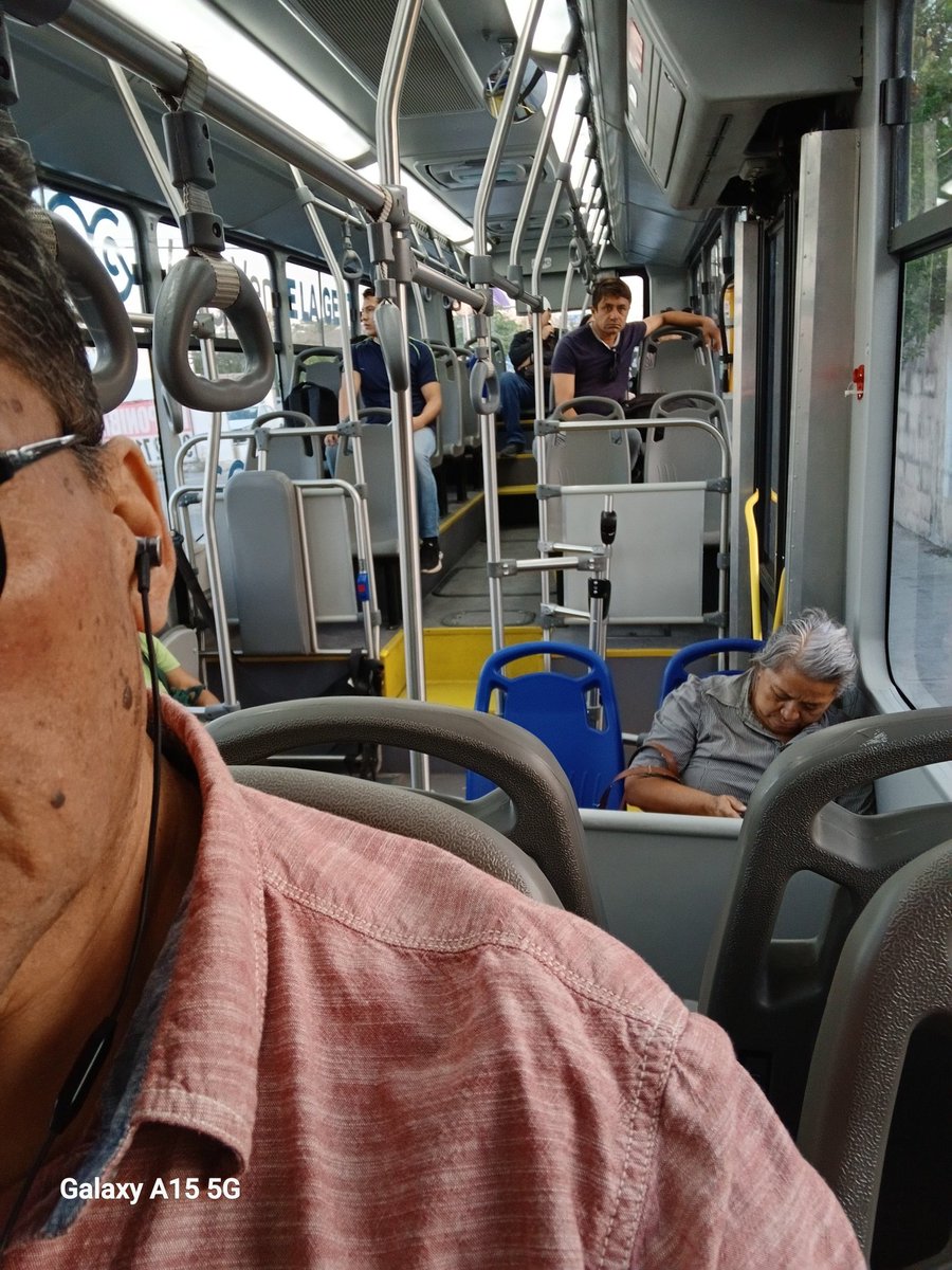 FarukMauricio's tweet photo. Al fin un servicio de buses urbanos digno en yucatan,  buses nuevos con a/a y hasta Internet gratis https://t.co/JNUuVcurqD