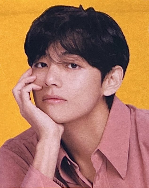 DailylofV's tweet photo. KIM TAEHYUNG LOOKS SO GOOD 🫠 https://t.co/FsEAE94Ny7