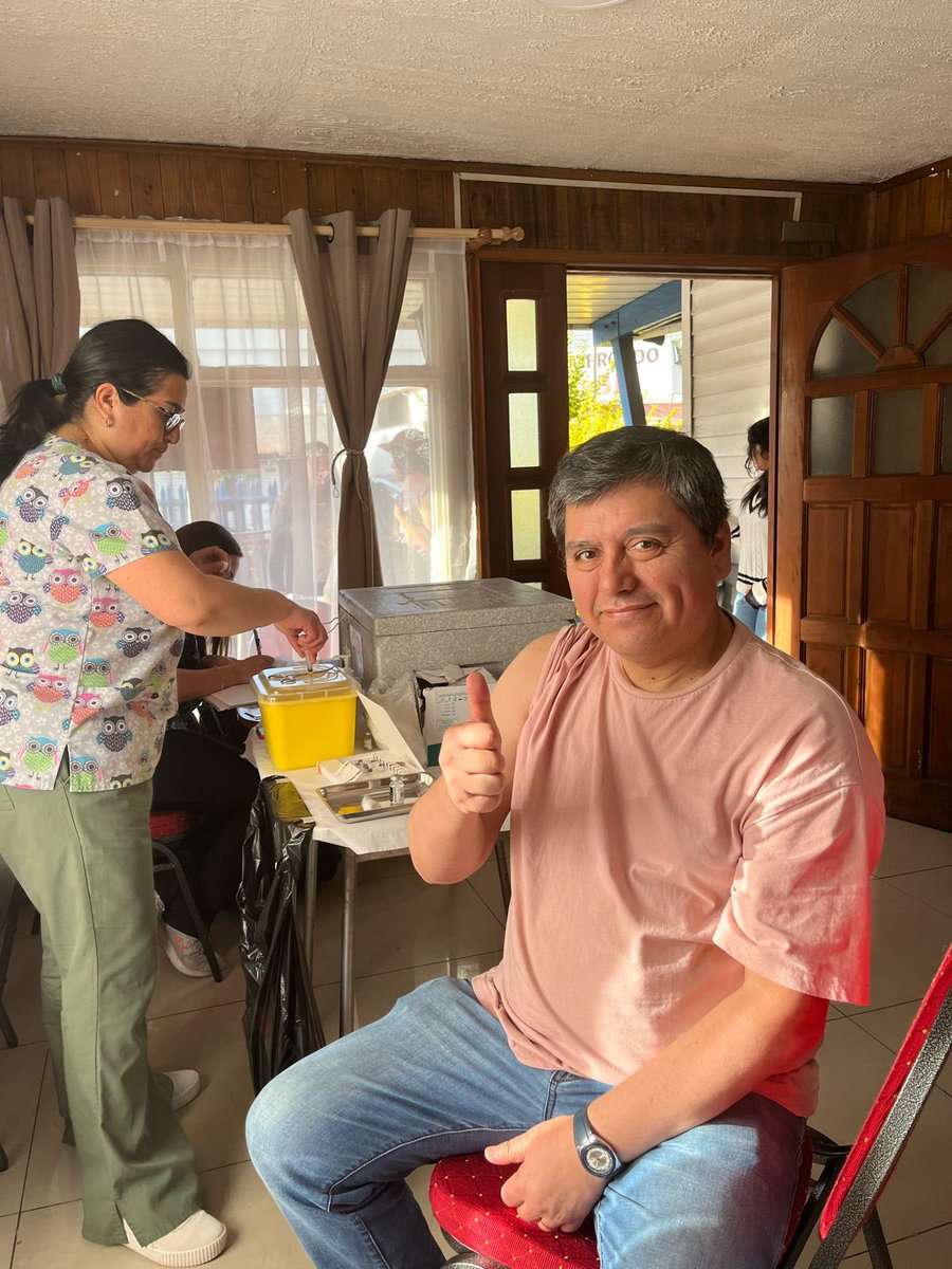 MinjuddhhAysen's tweet photo. Este sábado en la cooperativa de unidad social Coyhaique estuvo presente el equipo de vacunación de @SaludAysen y nuestro Seremi @MinjuddhhAysen Samuel Navarro se vacunó cumpliendo así con la #CampañaDeInvierno, tú ya te vacunaste??? https://t.co/tNpfHANB3z
