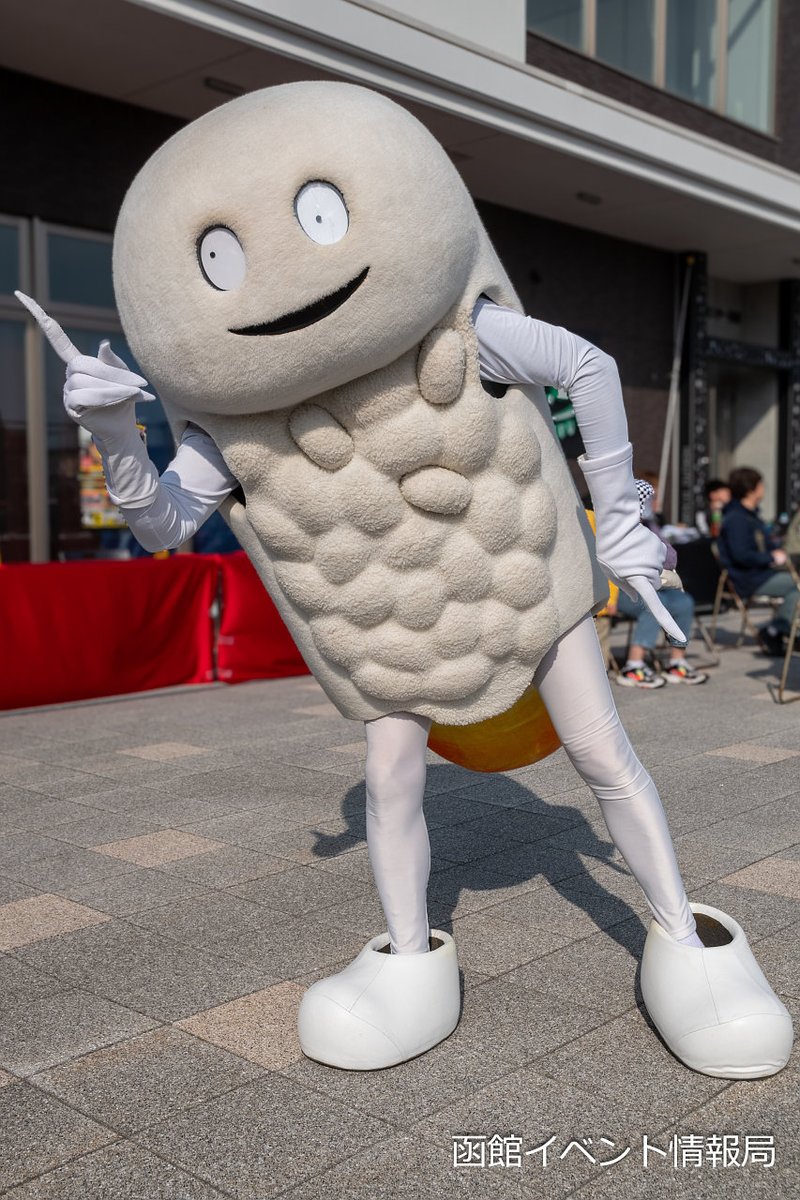 hakoeve_info's tweet photo. おはようございます。ちょっとコナンの話題ばかりだったので、今日は函館市のお隣・北斗市の公式キャラ「ずーしーほっきー」をあらためてご紹介します。

特産品のホッキ貝のお寿司をモチーフにしたキャラクターです。見た目によらずフレンドリー＆サービス精神旺盛で、子どもに大人気です。 https://t.co/cjC36oAcHD