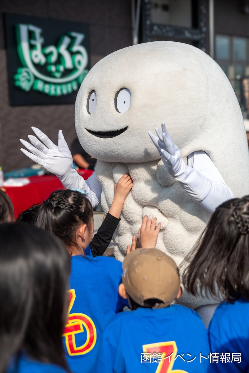 hakoeve_info's tweet photo. おはようございます。ちょっとコナンの話題ばかりだったので、今日は函館市のお隣・北斗市の公式キャラ「ずーしーほっきー」をあらためてご紹介します。

特産品のホッキ貝のお寿司をモチーフにしたキャラクターです。見た目によらずフレンドリー＆サービス精神旺盛で、子どもに大人気です。 https://t.co/cjC36oAcHD