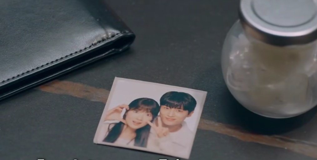 06kdramas's tweet photo. Cuando vi que al final  aparece la foto de ellos dos juntos dije y si ella no logro cambiar el destino del chico pero si el de ella y ella muere en el accidente que tuvo!!!????

Todo es llanto y dolor.

#LovelyRunnerEp2 https://t.co/wle9GmDI4z