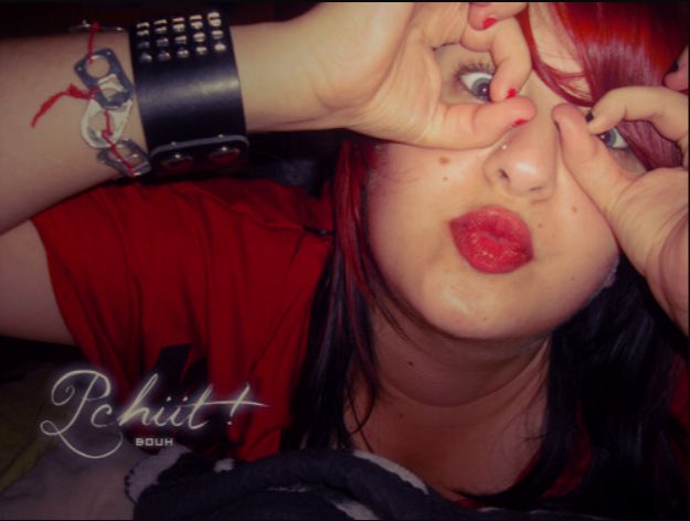 soyezhumain's tweet photo. 16 ans // 30 ans

… 2010 hein… l’époque de Tumblr et de Flikr 😭 entre le bracelet capsule de canette et le « pchiit bouh » il y a rien qui va ahaha (mais mes cheveux ils étaient grave cool par contre) https://t.co/4w3WSy93XB