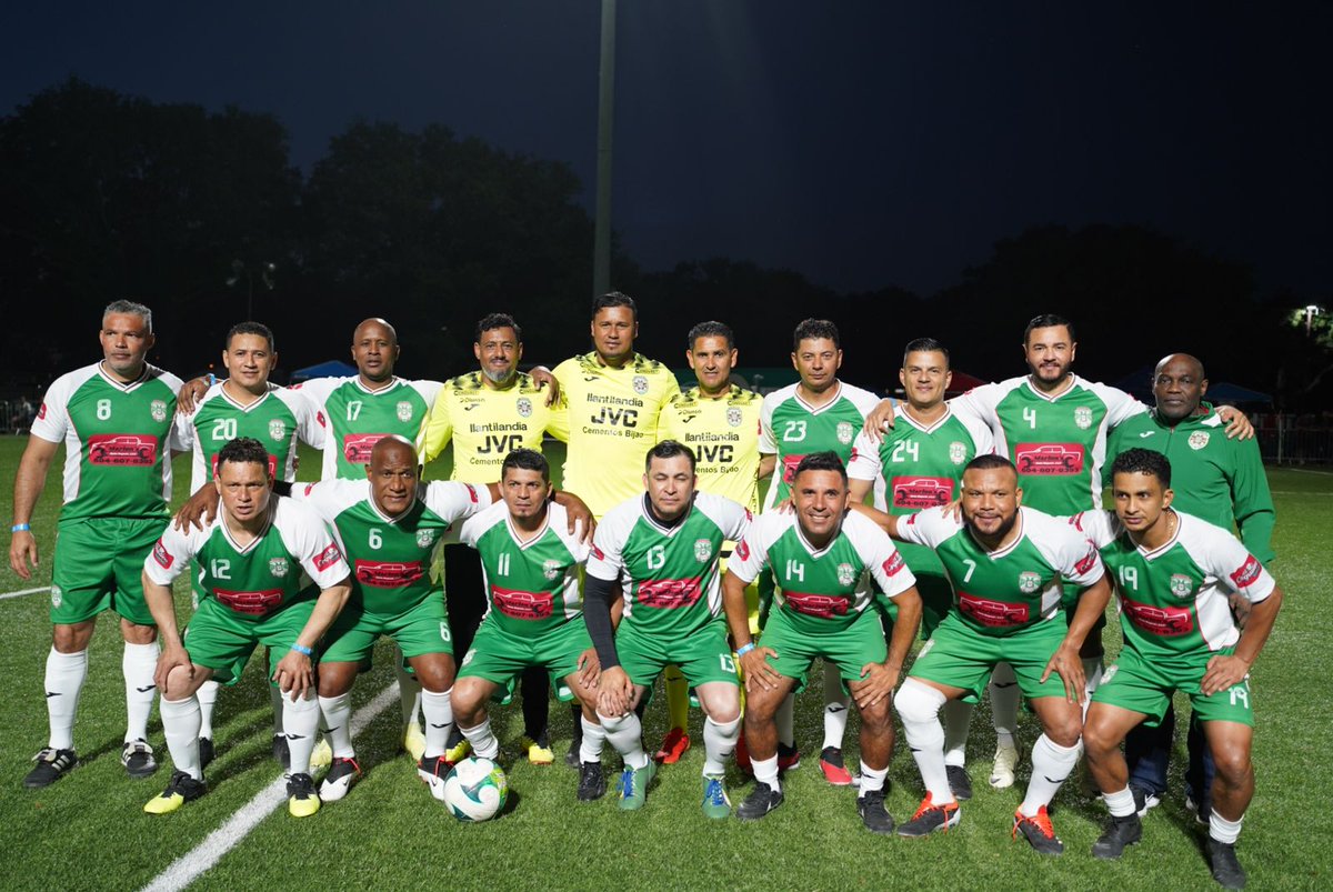Rolin_SPS's tweet photo. Campeones 2002 ,el inicio de una década de oro.
De pie:Rosales,oliva,pompilio cacho,puerto,Roberto carlos,coello sabillon,guifarro, murillo ,nicolas.
Agachados:vargas,nígel,mario lopez Ferreira ilich árias,emil,berrios. https://t.co/Ab2zLujUgs