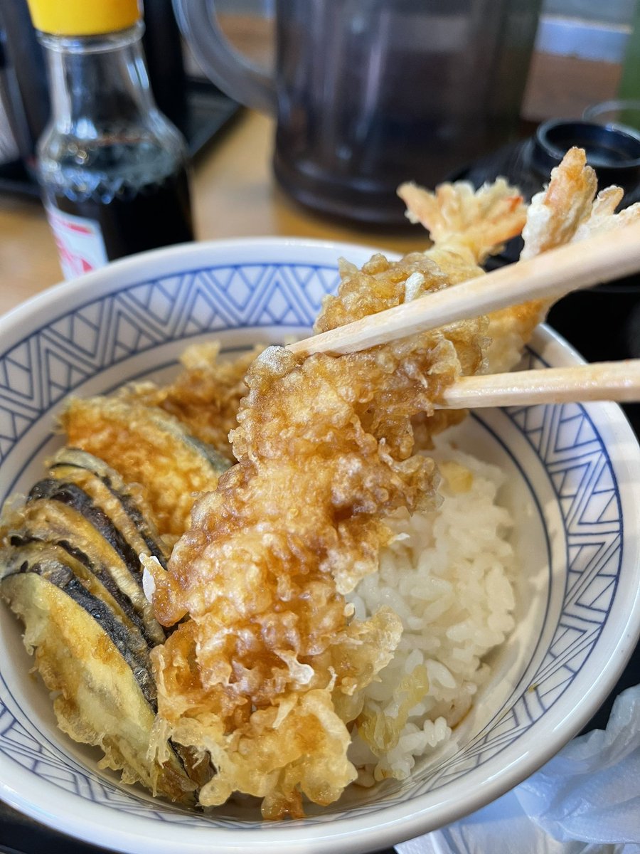 今日は
ウエスト😋

明太釜玉うどん
からの
ミニ天丼

柔らか優しいうどんが
いい😋

明太の香りが残ったとこで
エビ🦐

ごちそうさまでした♪