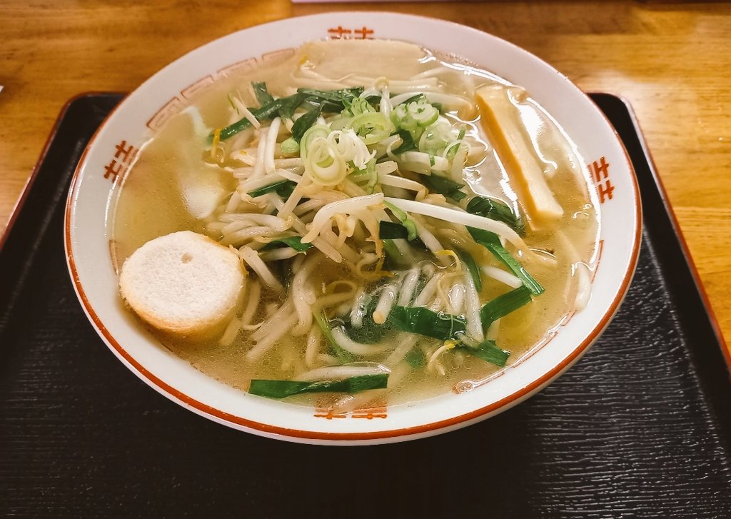 ラーメンどこでしょう？リターンズ。 ※その当時の画像です。 まだラーメン食べれないから過去の画像を。 2021年7月8日訪問。とある帯広市ラーメン屋さん。店名のついたラーメン食べました。魚介だし！まさに贅沢で上品なスープ。私好みのラーメンです！ どこでしょう？ #ラーメン　#帯広市