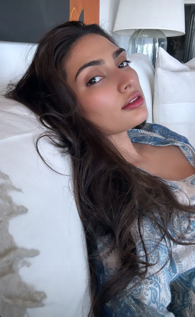 A reminder from #AthiyaShetty that Sundays are for sleeping in!☀️