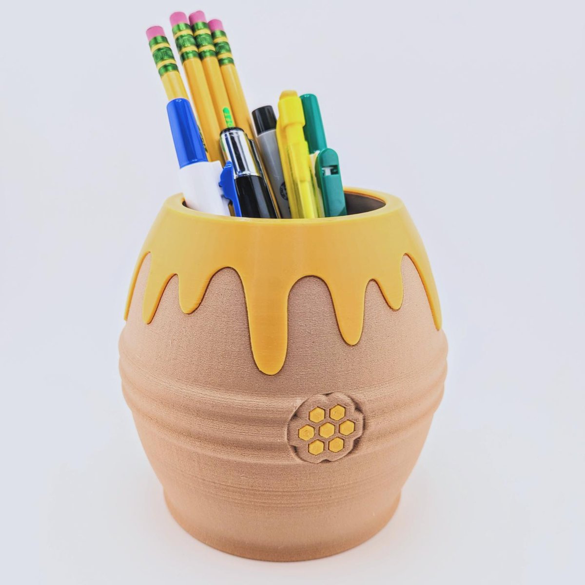 🍯 This honey pot is a surefire way to sweeten up your desk setup or to add a little aesthetic appeal to your home. Go download it before 4/18/24 and it's free on @Thangs3D! 🔗:thangs.com/designer/RWBDe… #3Dprinting #homedecor #honey