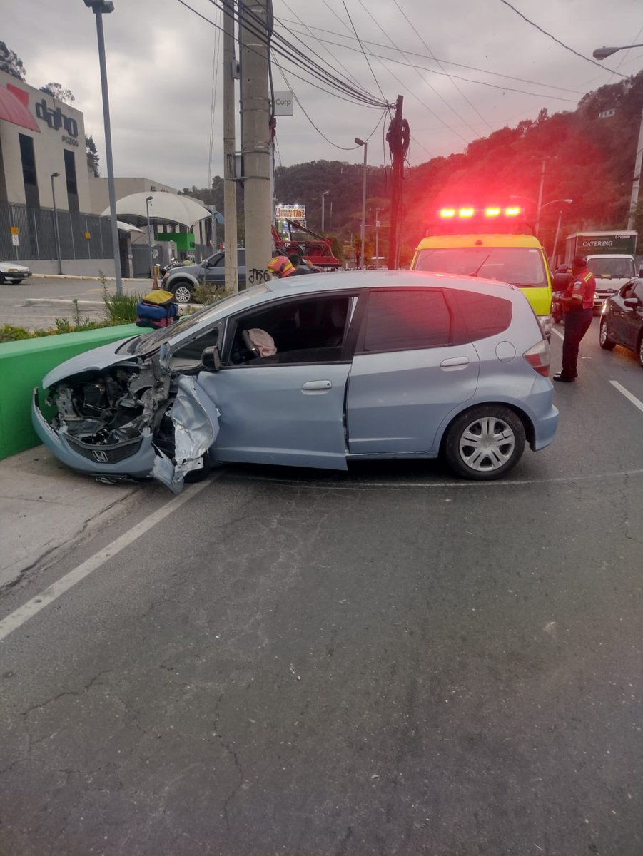 Vehículo impactado contra pared en calzada La Paz 12 calle zona 5. Bomberos coordinados. #TransitoGT #TraficoGT #PMTGuatemala #InformacionGT #NoticiaGT #AmilcarMontejo #VialGT #MovilidadGT