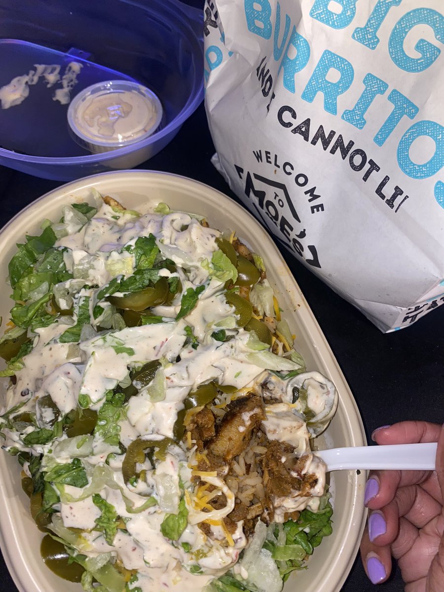 tashaa4k's tweet photo. Bowl & chips for $10! Why y’all still at chipotle ? https://t.co/WdM9z28vIz