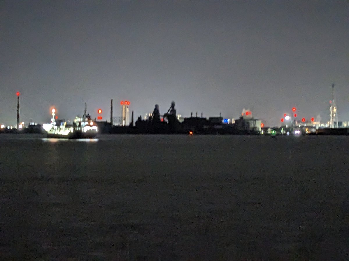 fl_sin's tweet photo. え？護衛艦？停泊灯は？
と、思ったら(。 ｰ`ωｰ´) https://t.co/Xuv9BrRezb