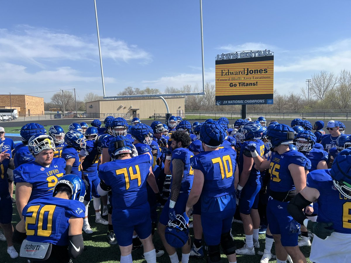CoachTMunson's tweet photo. Thank you to everyone who came out! #TeamOverMe #DDT https://t.co/ytWNm3vf5e