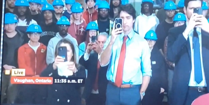 At Trudeau's faux housing announcement today, he, Freeland and Fraser all took screen shots of the hard hats who were forced to stand behind them. Why dlvr.it/T5T7wZ
