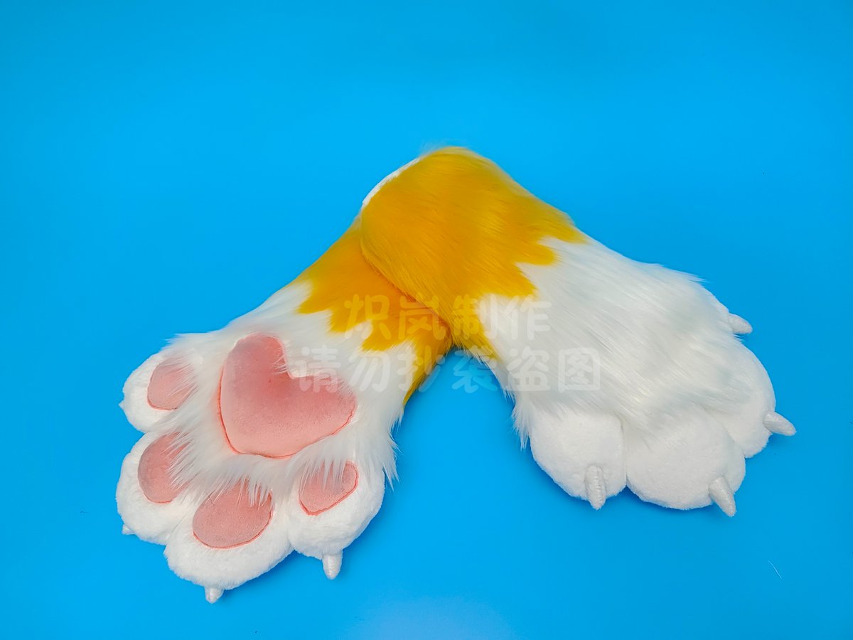 兽装委托单，手爪，更喜欢梳毛的，还是没梳毛的感觉呢？fursuit commission,hand-paws.Which fur do you prefer?combed or natural?#獣 #ケモノ #兽人 #furry #furryart #Furryartist #furryartwork #fursuit #fursuiting #cute