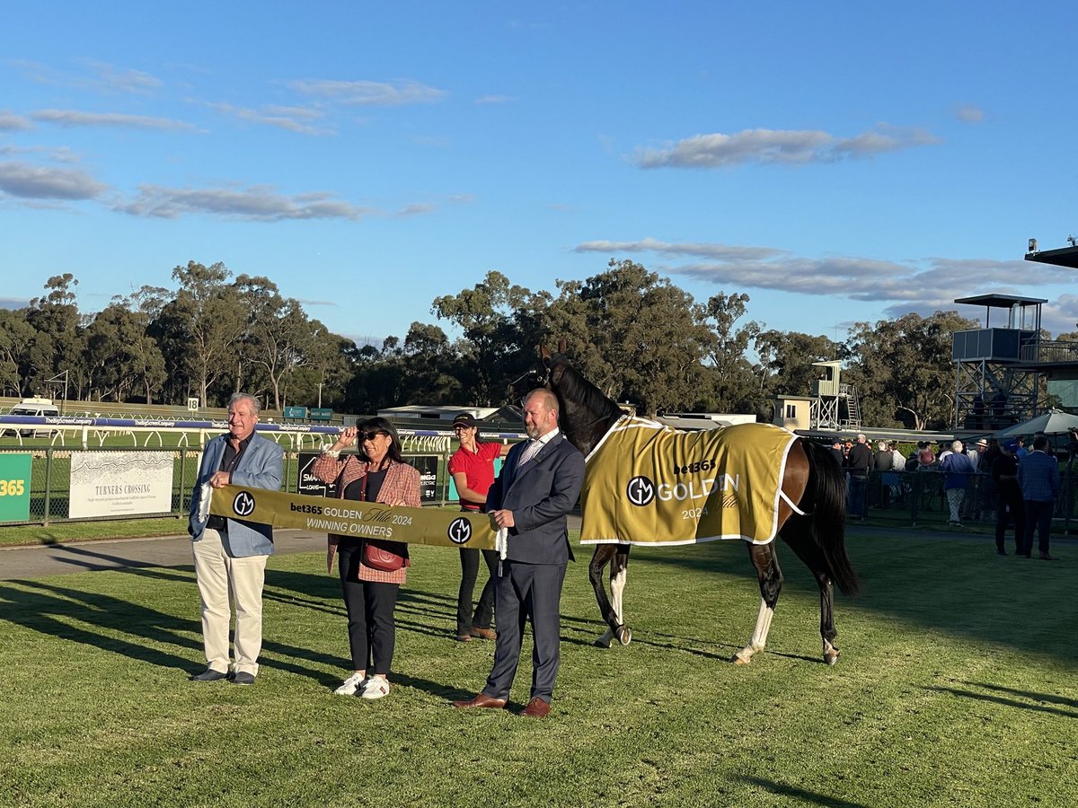 1000giggles's tweet photo. Brilliant day on #2024 @bet365 #GoldenMile 🏇🏆💛@_BendigoJC #Apiam Congrats to all winning #OwnersConnections & many thx to all patrons & well done to @PScullie #Committee & #BJC Team @Country_Racing @Racing @RacingVictoria https://t.co/8IzqUTIbSb