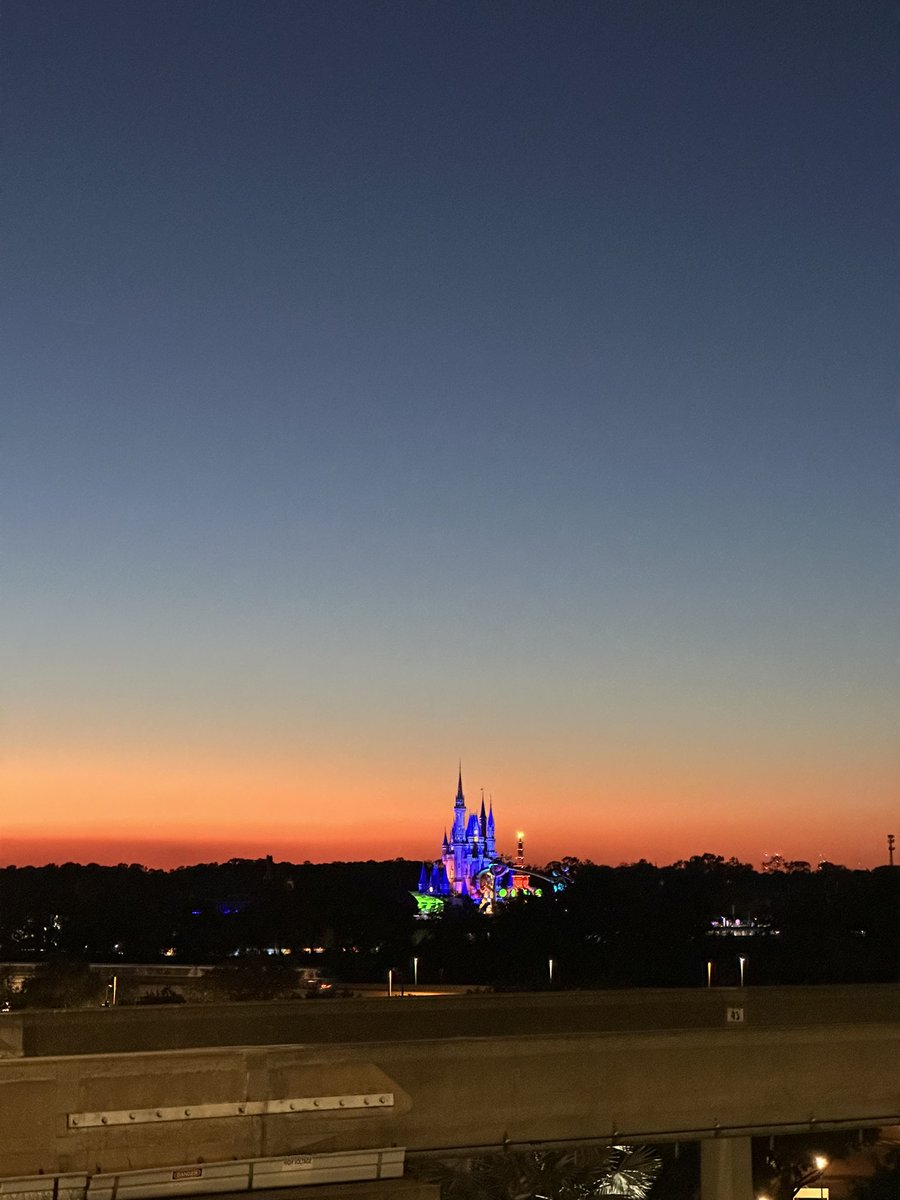 Amazing shot of tonight’s sunset over #CinderellaCastle at #WaltDisneyWorld!  #wxtwitter