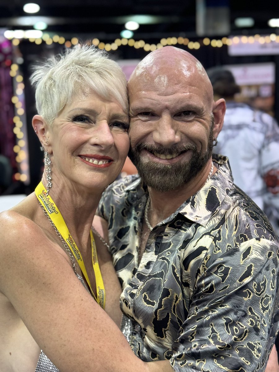 Look at who I found at @Exxxotica the Mr @RickStronghold we have been having so much fun here! 🦊💋💋 #Exxxotica #Lovinglife