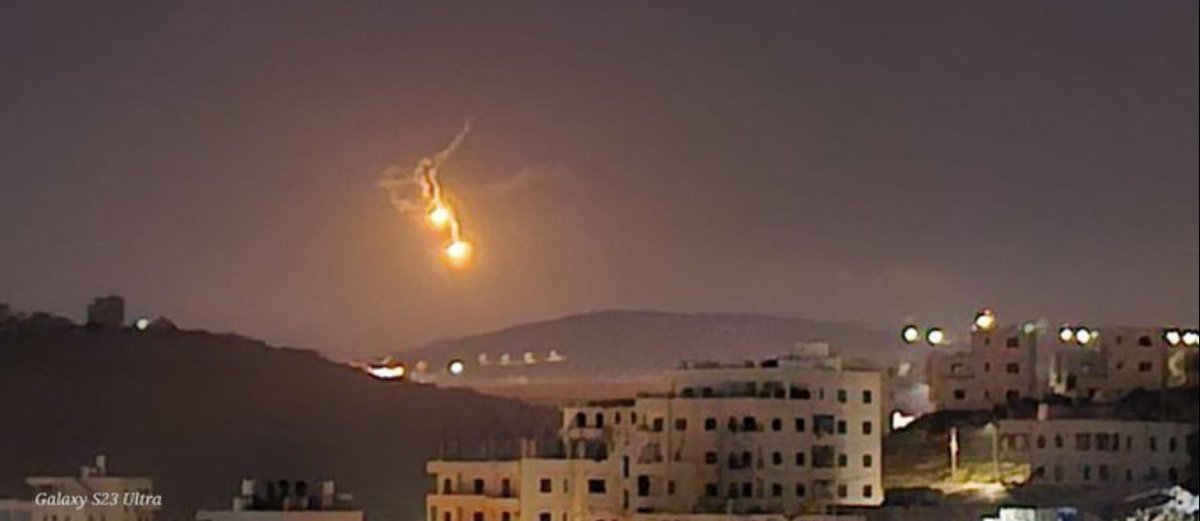 dxrkchocolx's tweet image. BREAKING❗
Iran telah menyerang Israel

Drone &amp;amp; rudal dari wilayah Iran telah tiba di Israel dan menembakkan sasaran tertentu di Ibukota Tel Aviv.

Jika sekutu Israel yaitu AS menyerang Iran, Rusia akan menyatakan dukungannya terhadap Iran dan officially World war 3 akan terjadi
