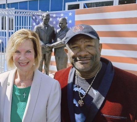 🎉 A historic moment in Compton! The 'King-Hahn Statue of Unity' has been unveiled, celebrating the iconic handshake between Dr. Martin Luther King Jr. & LA County Supervisor Kenneth Hahn. A symbol of courage & bipartisanship in the fight for civil rights. #UnityStatue #Compt ...