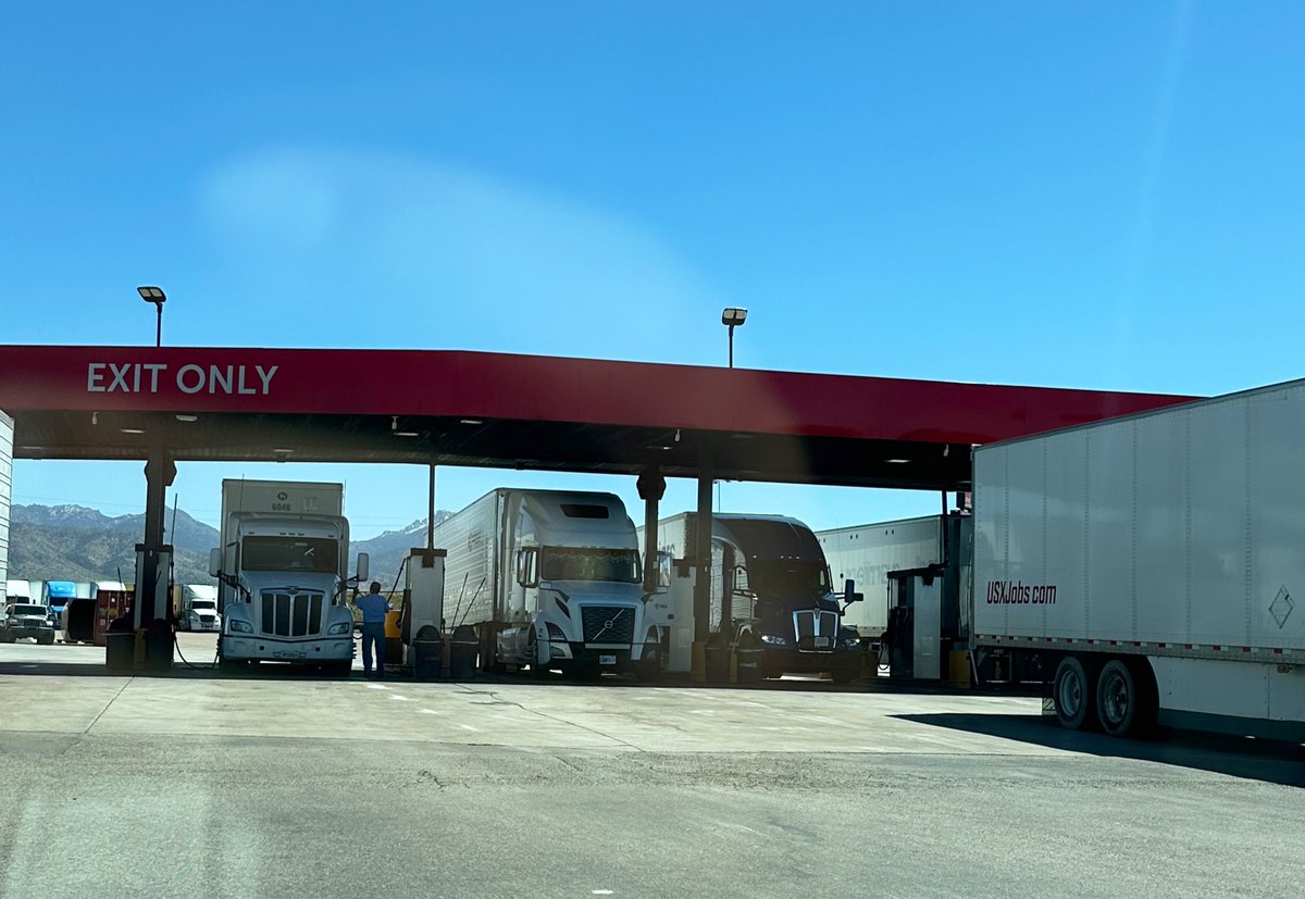 [Partie 1] Quelques photos des engins croisés au cours de ces plus de 3.000 km parcourus aux USA, entre 4 États : Californie, Nevada, Utah et Arizona 🇺🇸. On débute par les camions.