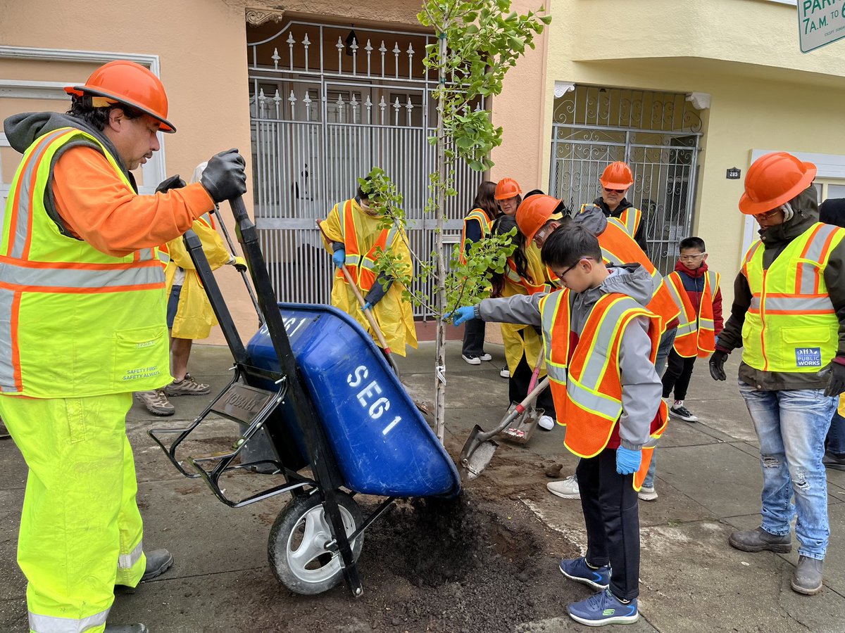 Rain and wind didn’t stop our spirited volunteers and crews from greening District 7 neighborhoods today — planting trees, mulching and weeding — at our monthly Neighborhood Beautification Day event. #LoveOurCity