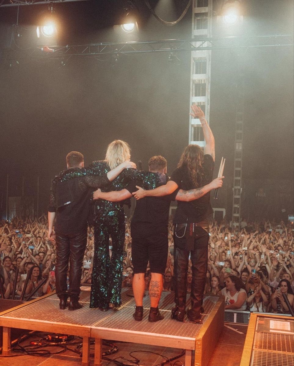 THnewsVzla's tweet photo. Los mejores shows son los que dan ellos!! TODOS los fans de Tokio Hotel en Venezuela hemos estado esperando un concierto de ellos desde hace más de 16 años! ¿Que esperan? 👽🖤🇻🇪
#TokioHotelcometoVenezuela 
#ThetourCCS 
  @CusicaVzla  @Evenpro @AgteLive @ConcertsMusicVe @invershow https://t.co/olSXEj9y2Y