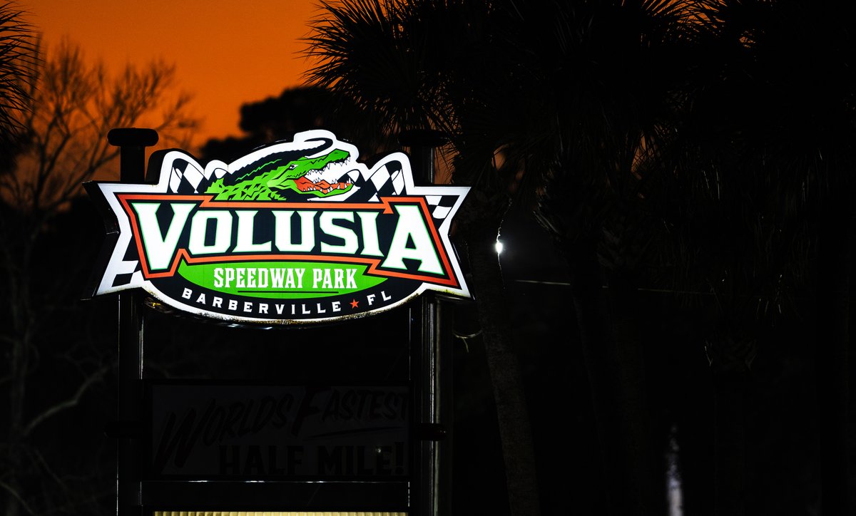 It is now 𝗙𝗘𝗔𝗧𝗨𝗥𝗘 𝗧𝗜𝗠𝗘 at Volusia Speedway Park! DIRTcar UMP Modifieds (20 Laps) 3/4 Modifieds (15 Laps) 604 Late Models (25 Laps) Crown Vics (20 Laps) Make sure to watch them all LIVE on @DIRTVision!